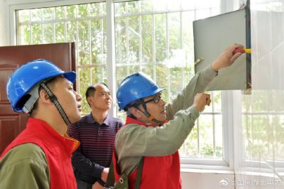 老河口市供電公司為校園廚房檢修用電線(xiàn)路和設(shè)備