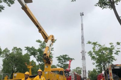 南京江北新區(qū)供電公司向群眾介紹絕緣斗臂車(chē)的用途