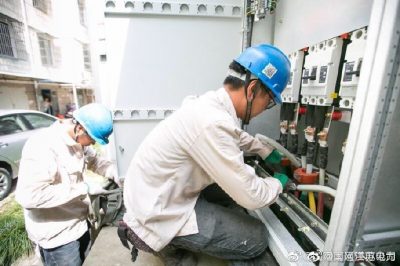 啟東供電公司對景都小區(qū)箱式變進(jìn)行增容改造