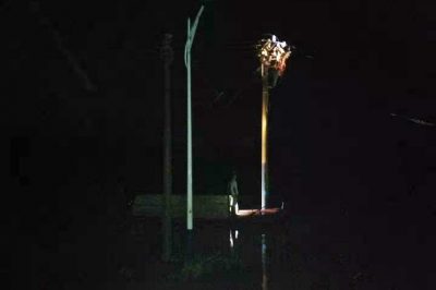 登上10千伏寶民線D02#桿，斷開水浸沙場(chǎng)線路，確保了居民安全用電