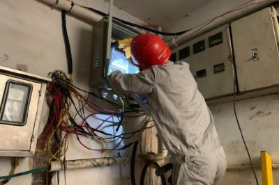 衡東縣供電公司更換故障燒壞表計兩塊，確保計量抄表準確無誤