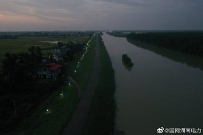 爭(zhēng)分奪秒進(jìn)行防汛大堤臨時(shí)應(yīng)急照明線(xiàn)路架設(shè)工作,用責(zé)任點(diǎn)亮一方燈火