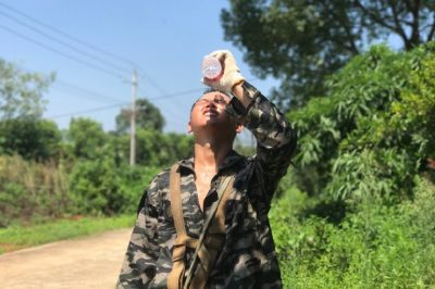 資陽區(qū)供電公司進行迎豐橋2#臺區(qū)B01#至B07#桿、A01#桿至A09#桿放緊線并連頭施工