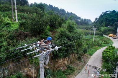 架設(shè)0.4kV低壓線(xiàn)路，改造老舊變壓器和線(xiàn)路