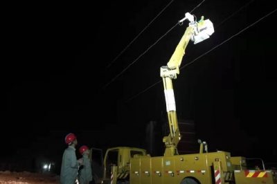 檢修人員熟練操作對(duì)110kV郢鐘線一危急缺陷進(jìn)行消缺