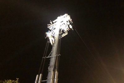 國網(wǎng)高郵市供電公司周山供電所“清藤行動”保設備安全運行