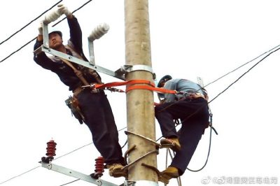盱眙縣供電公司架設排澇站配電臺架、安裝配電變壓器