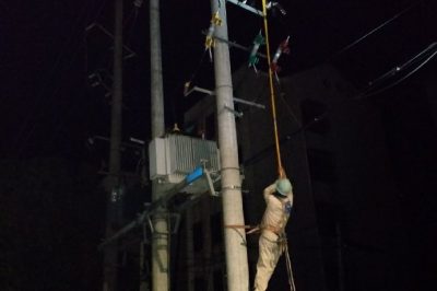 溧陽市供電公司在10千伏烈山線茶亭集鎮(zhèn)8號(hào)變開展故障搶修工作