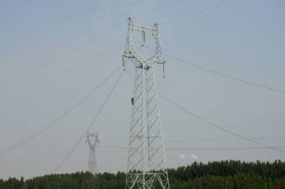 220千伏高園線跨泰肥一級路遷改工程進(jìn)行施工