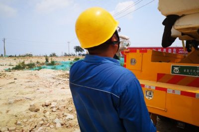 桑拿天帶電作業(yè)，消除安全隱患，持續(xù)供電保安全