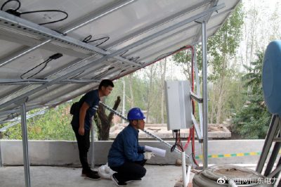 電力小哥們定期對光伏用戶上門走訪，保障光伏發(fā)電設備使用安全