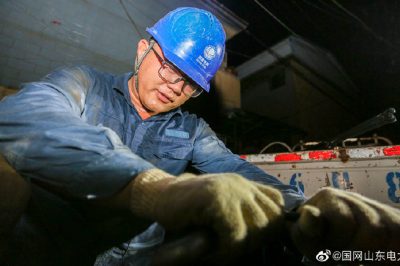 完成兩套懸式絕緣子、一套直線瓷瓶更換及緊線工作，保障附近居民用電安全