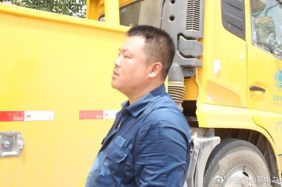 陽信縣供電公司10千伏學(xué)區(qū)線#26桿上進(jìn)行帶電消缺作業(yè)