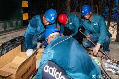 10千伏長(zhǎng)園1線開展電纜敷設(shè)作業(yè)，制作電纜中間頭