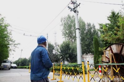 桓臺縣供電公司新立電桿27基、架設(shè)線路1.3公里、敷設(shè)電纜200余米