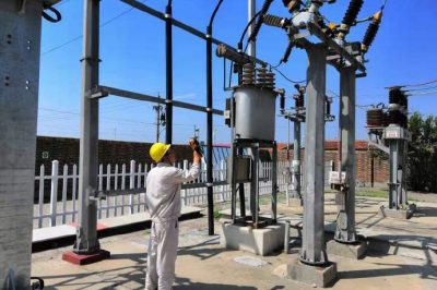 黃驊市供電公司對35千伏高頭變電站進(jìn)行巡視測溫