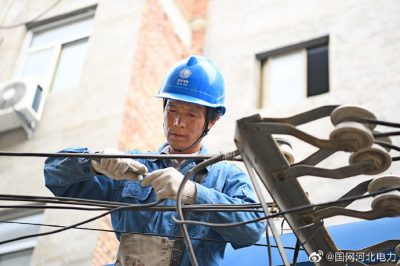 定州市供電公司為用戶更換低壓接戶線，確保電力可靠到戶