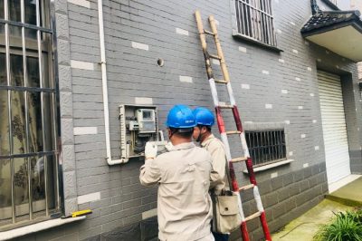 尚湖供電所對冶塘和平18號、華都2號配變等臺區(qū)開關(guān)箱、接戶線、用戶表箱進行巡檢