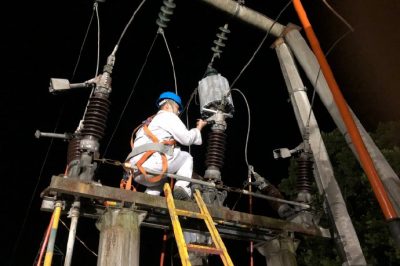 益陽(yáng)供電公司消除35千伏泥石線4063隔離開關(guān)B相觸頭發(fā)熱缺陷