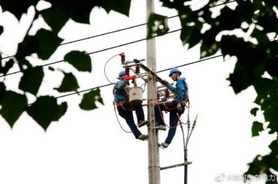 白塔鎮(zhèn)大莊線37+1號(hào)桿組裝橫擔(dān)、刀閘、令克等設(shè)備