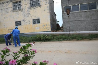 梁山縣供電公司新立電桿6基、新建低壓架空絕緣線0.31千米、新增一臺400千伏安變壓器