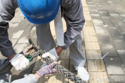 10千伏新甫線施工現(xiàn)場(chǎng)新泰市供電公司冒高溫進(jìn)行立桿架線等作業(yè)