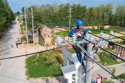 滑縣供電公司對瓦崗寨鄉(xiāng)西屯村進(jìn)行整體農(nóng)配網(wǎng)升級(jí)改造