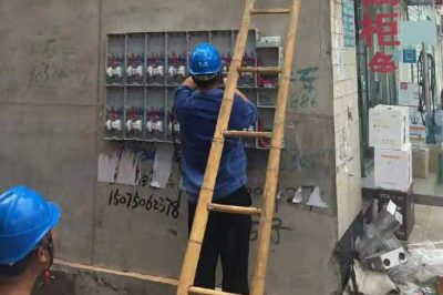 磁縣供電公司農(nóng)村更換電表箱、整理不規(guī)范線路