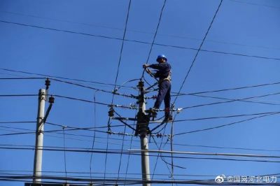雞澤縣供電公司對10千伏柴莊066線路進行升級改造