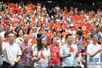 “香港，拉緊我的手！”