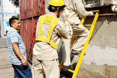 重慶市區(qū)供電公司快速搶修負荷過高燒壞的電表