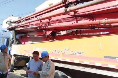 邳州市供電公司為地面水廠建設(shè)設(shè)架設(shè)10千伏臨時(shí)供電專(zhuān)線