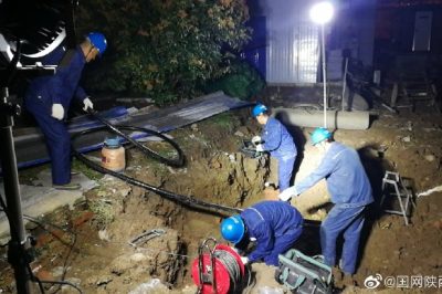 漢中中學(xué)箱變電纜被施工機(jī)械挖斷緊急搶修