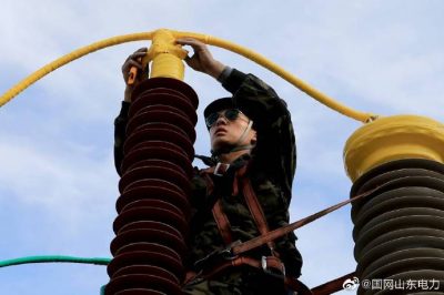 110千伏移動變電站進行導(dǎo)線壓接施工