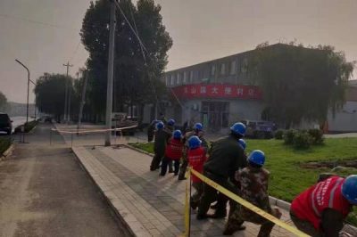 井陘縣供電公司對南井溝線楊鳳分支進(jìn)行線路檢修工作 保證今冬“煤改電”用戶按期取暖