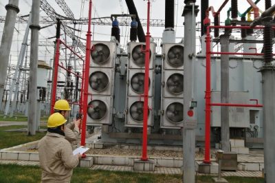 500千伏吳江變值班員進(jìn)行巡視測溫