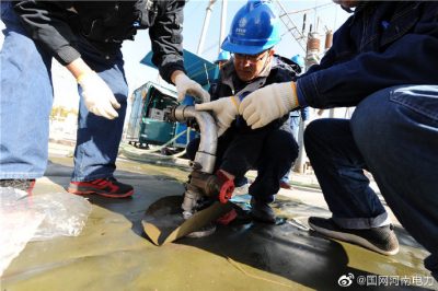 春林變電站2號主變進(jìn)行濾油作業(yè)