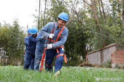 譚棚鎮(zhèn)周小莊村進(jìn)行農(nóng)網(wǎng)改造施工