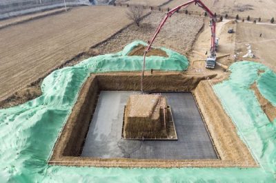 30米見方的深基坑內(nèi)澆制鐵塔基礎(chǔ)施工現(xiàn)場(chǎng)