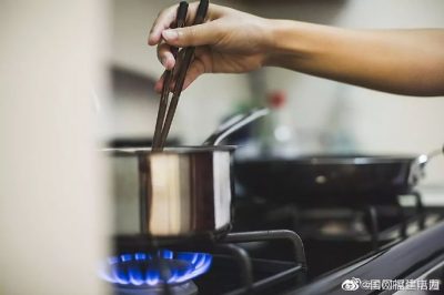 燃?xì)庠畎l(fā)生意外時(shí)，嚴(yán)禁打開任何電器