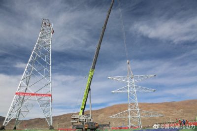 海拔4000余米的110千伏線路施工現(xiàn)場