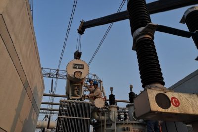 500千伏伊蘆變開(kāi)展低抗更換工作