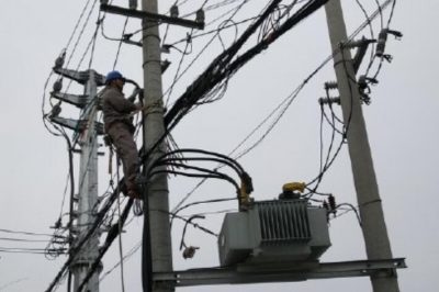 淮安供電營(yíng)業(yè)部對(duì)鎮(zhèn)區(qū)新增配變開展施工