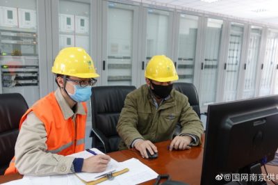 220千伏曉莊變進(jìn)行副母線刀閘檢修工作