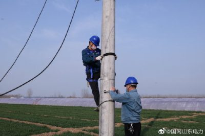 10千伏廿里堡線馮莊支線進(jìn)行施工