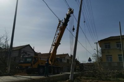 張格莊鎮(zhèn)電桿發(fā)生傾斜 緊急維修恢復(fù)