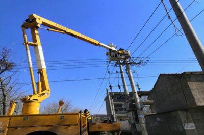 帶電作業(yè)實(shí)施貧困村電網(wǎng)改造