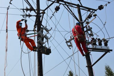 南充儀隴電網(wǎng)工人細致檢修10千伏線路