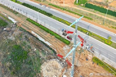 國網(wǎng)臨朐縣供電公司員工登頂高空牽放導(dǎo)線