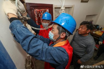 打通貧困戶安全用電最后一百米